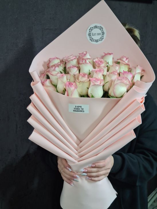 25 импортных роз в Дизайнерской упаковке