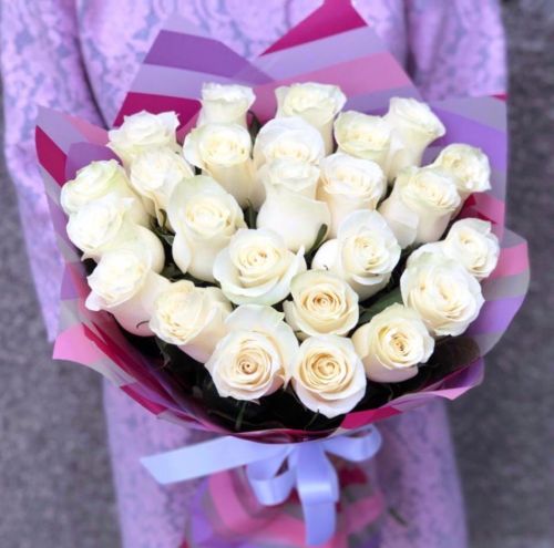 25 белых роз в красивой упаковке