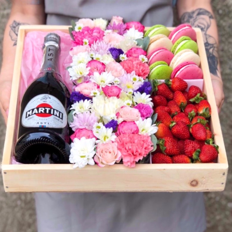 Подарочный бокс c цветами и ягодами