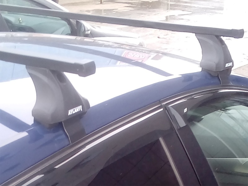 Багажник на крышу Hyundai i40, 2015-..., Атлант, стальные прямоугольные дуги (в пластике)