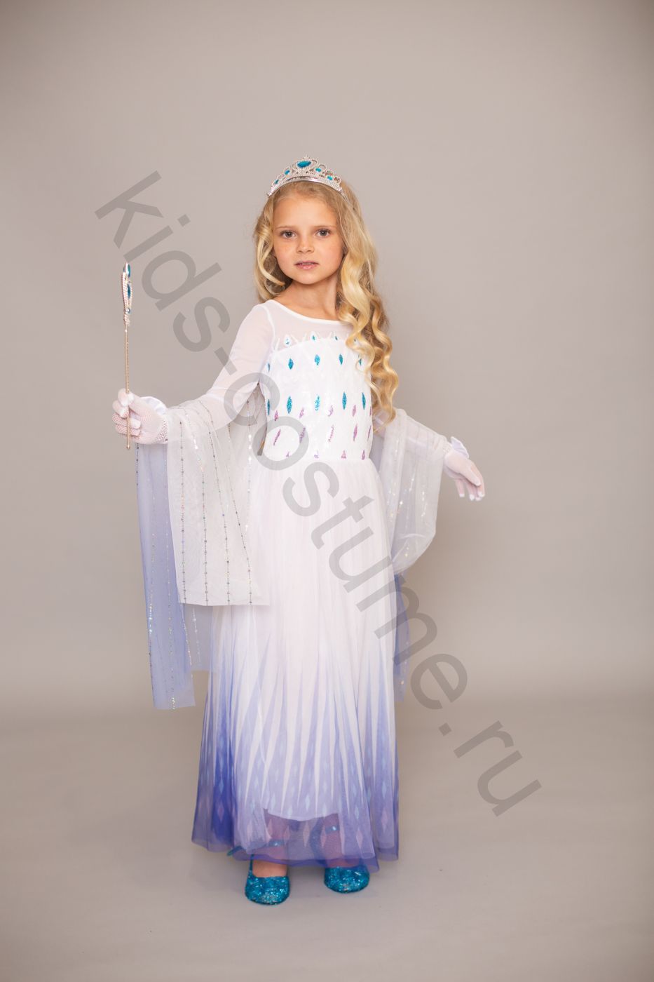 Белое платье сказочной принцессы с длинным шлейфом
