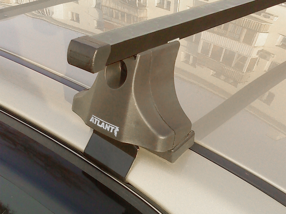 Багажник на крышу Hyundai Getz, Атлант, стальные прямоугольные дуги (в пластике)