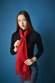 тёплый шарф с кистями 100% шерсть мериноса,  расцветка  Классический Алый 100% Ultrafine Merino Wool Classic Red , средняя плотность 5
