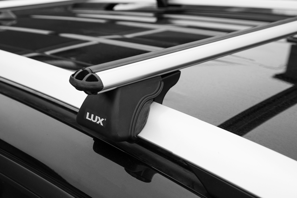 Багажник на рейлинги Lux Классик с аэродинамическими дугами (53 мм)