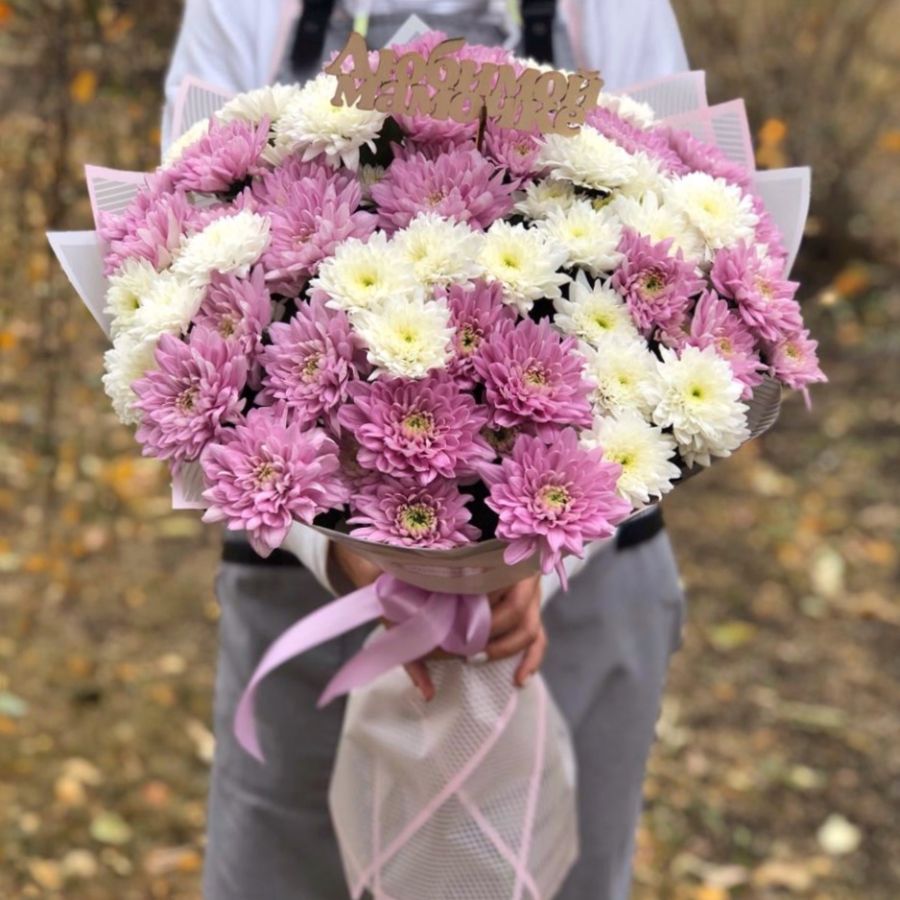 15 бело-розовых хризантем в красивой упаковке