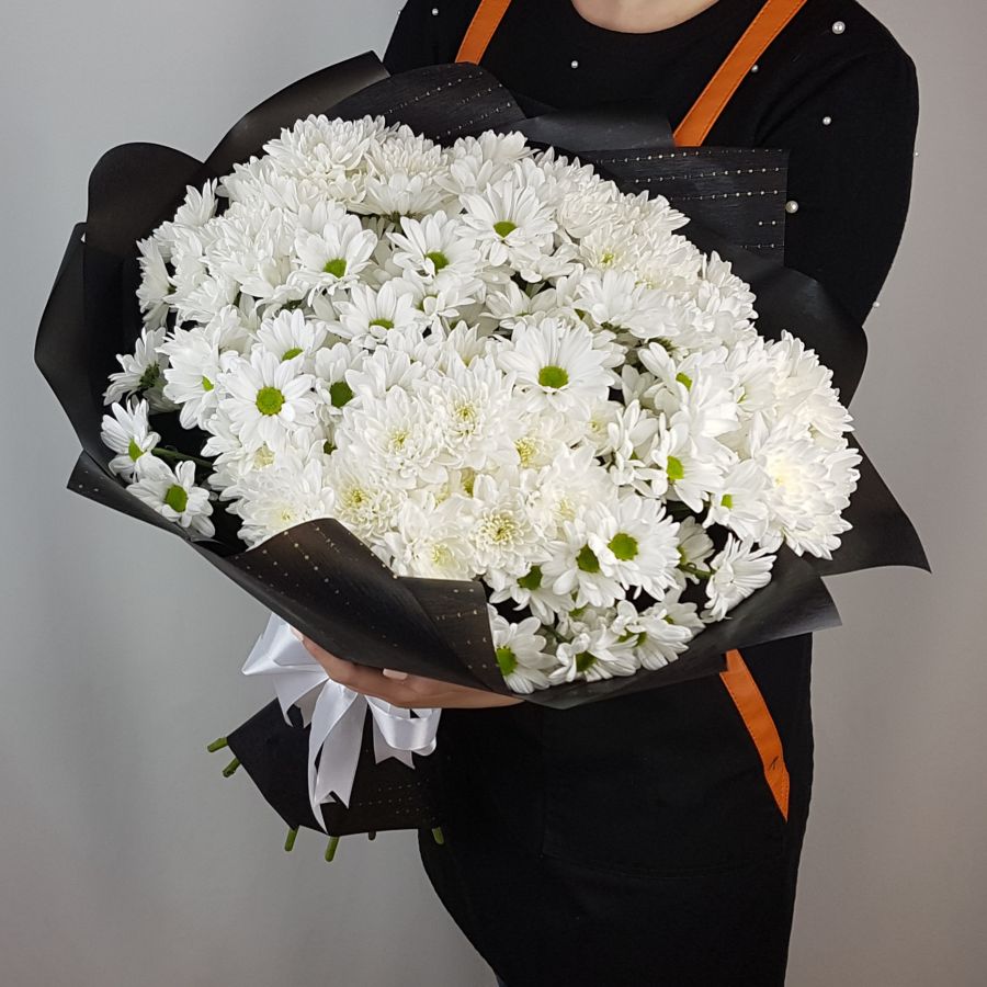 Белые хризантемы в черной упаковке