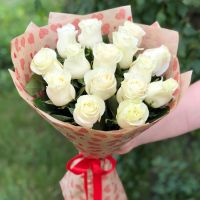 15 белых роз (Эквадор) 50 см в крафт бумаге