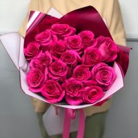 "Любящее сердце" букет из 17 малиновых роз в оформлении