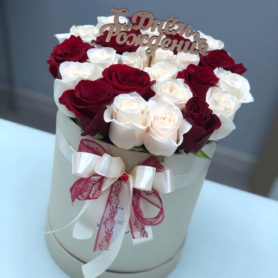 25 бело-красных роз (Эквадор) в шляпной коробке с топпером