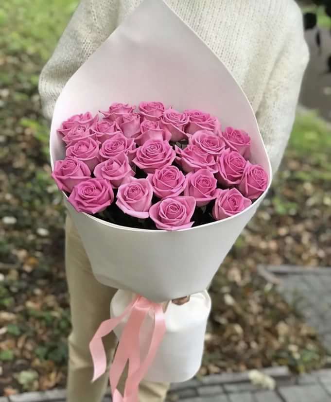 "Розовое шампанское"  25 розовых роз в оформлении
