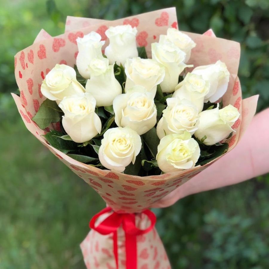 15 белых роз в крафт бумаге