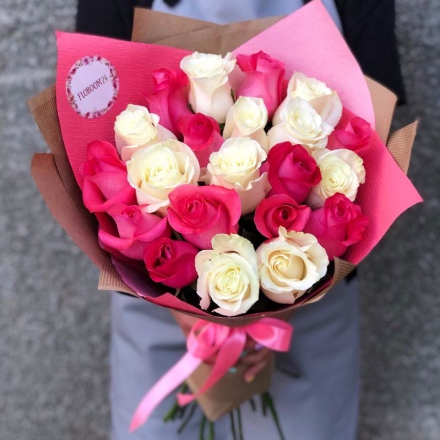 25 бело-розовых роз в красивой упаковке