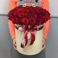 51 роза в шляпной коробке с топпером "Маме"