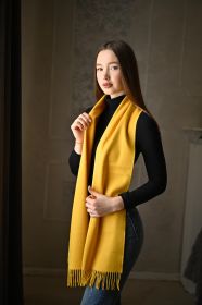 тёплый шарф с кистями 100% шерсть мериноса,  расцветка  Классический Желтый 100% Ultrafine Merino Wool Yellow solid , средняя плотность 5