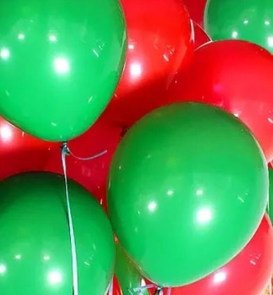 Ассорти красный и зеленый латексных шаров с гелием