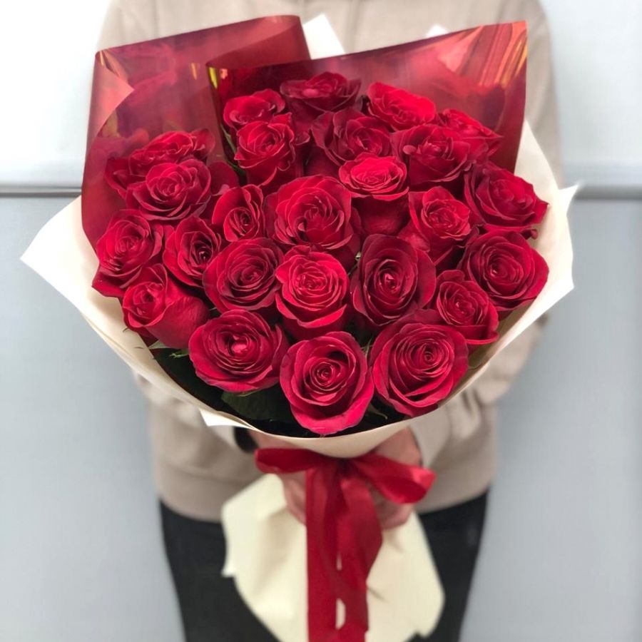 25 красных роз 70 см в стильной упаковке
