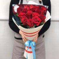 15 красных роз в стильной упаковке