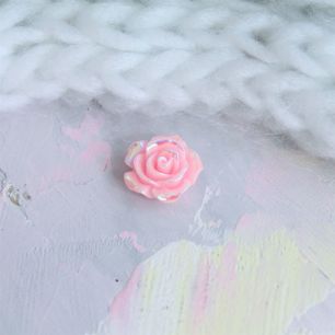 Кукольная миниатюра - Кабошон Роза розовая с перламутром, 1.5 см