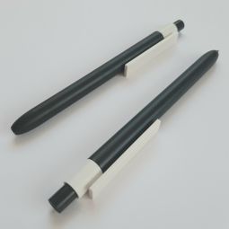 черные ручки с логотипом