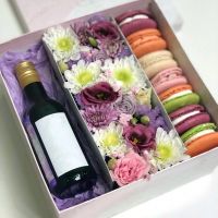 Подарочная коробочка с цветами и макаронс