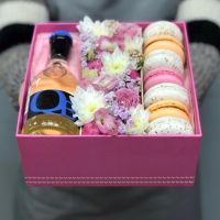 Подарочная коробочка с макаронс и цветами