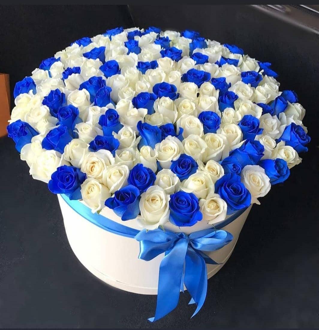 Коробка 101 белая и синяя роза