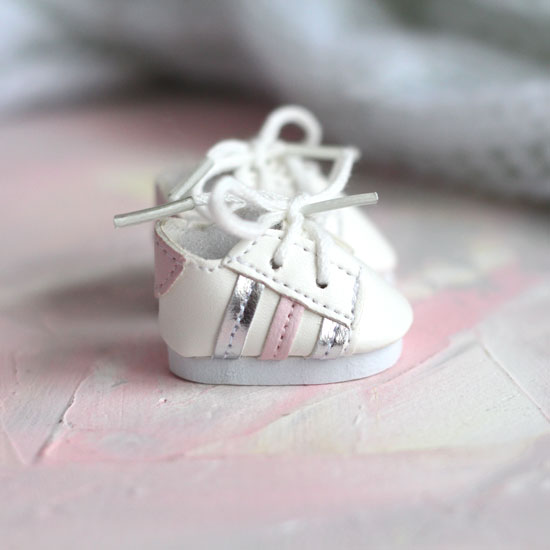 Обувь для кукол 4,5 см - кроссовки Белые с серебряно-розовыми полосками
