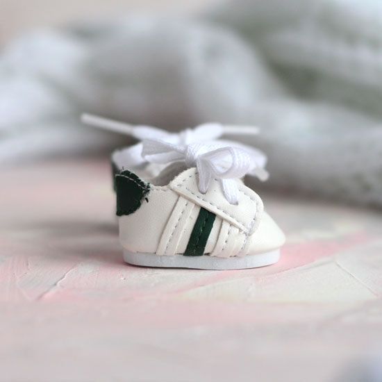 Обувь для кукол - кроссовки 4,5 см (белые с зелеными полосками)