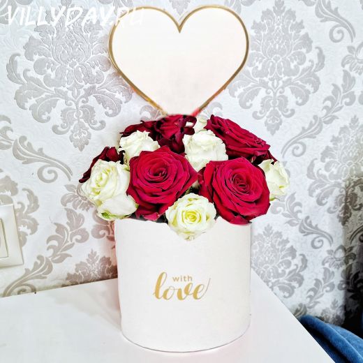 Коробка с цветами "Love"(белая)