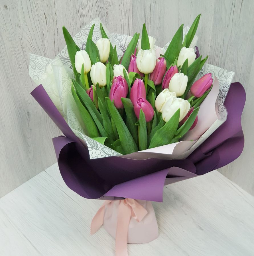 25 тюльпанов в стильной упаковке (розовые и белые)