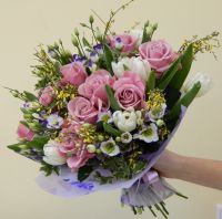 Сборный букет с розой, тюльпаном и генистой