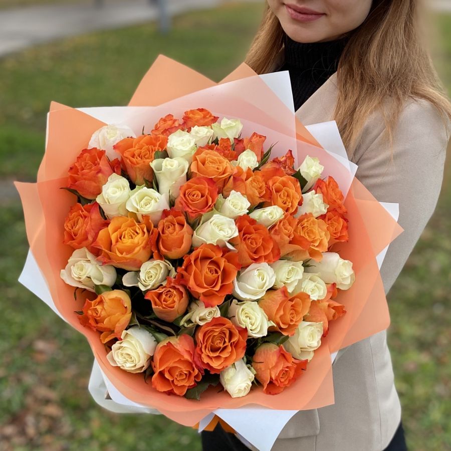 51 роза оранжевые и белые 40см