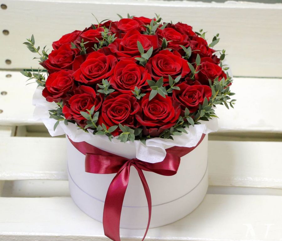Розы красные 25 шт в шляпной коробке
