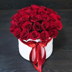 Розы красные 35 шт в шляпной коробке