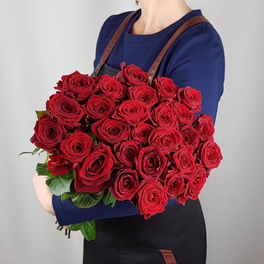Красные розы с лентой 50см