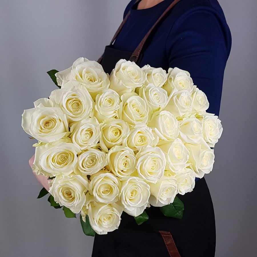 Белые розы с лентой 50см