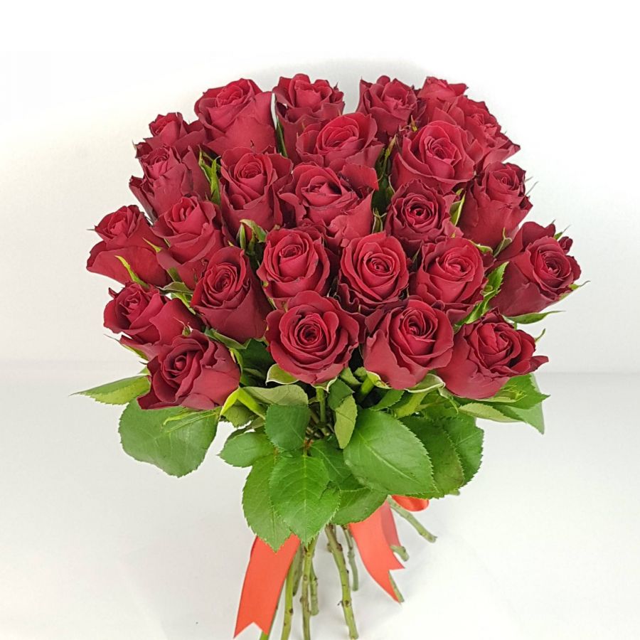 25 красных роз с лентой 40см