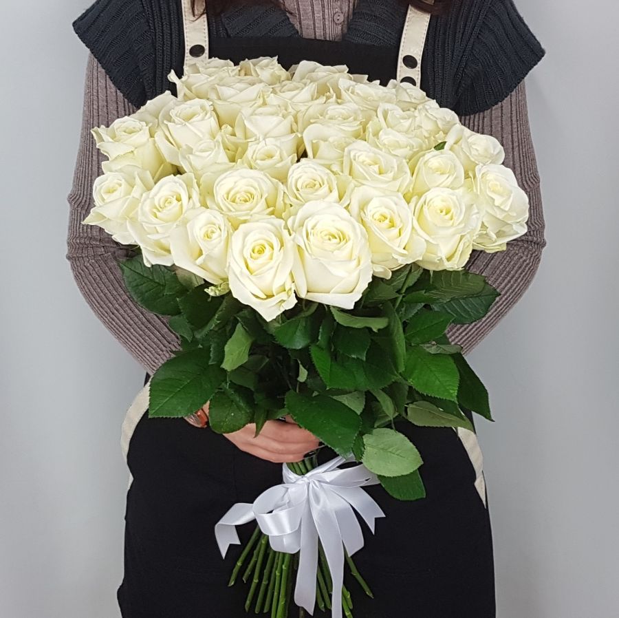 Букет из белых роз с лентой 60см