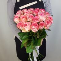Букет из розовых роз с лентой 60см