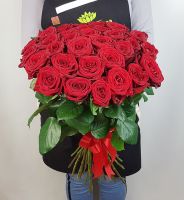 Букет из красных роз с лентой 60см
