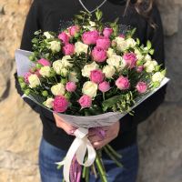 Букет из 15 белых и розовых кустовых роз