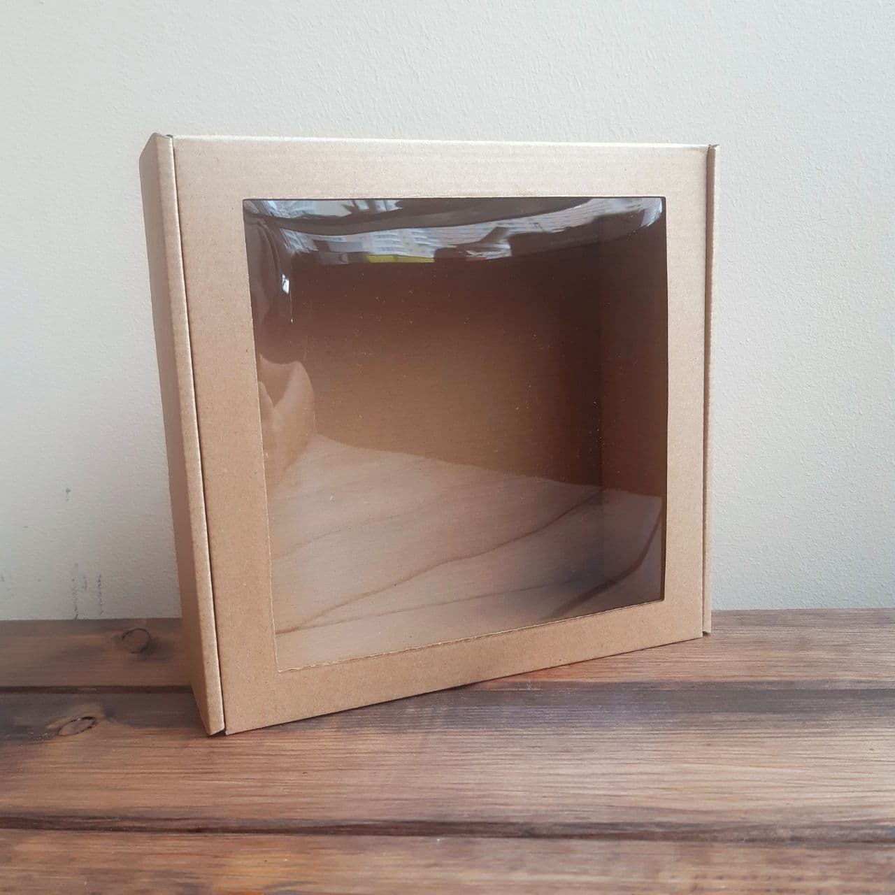 Коробка подарочная гофрокартон 200*200*80 мм квадратная с окном