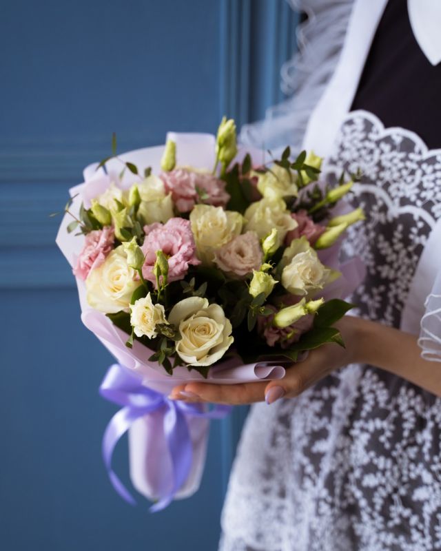 Букет цветов на выпускной из 7 роз и эустомы