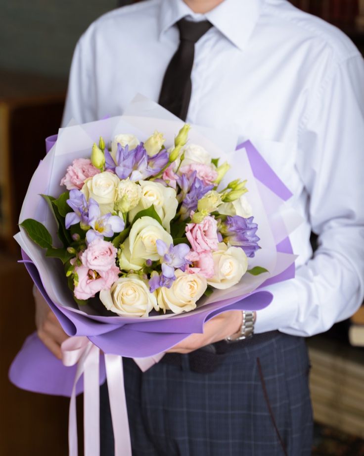Букет цветов на выпускной из 7 роз, эустомы и фрезии