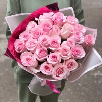 25 розовых роз 60 см в стильной упаковке