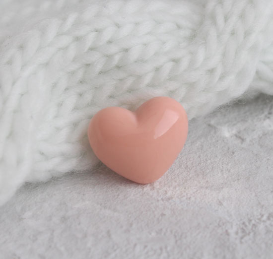 Кукольный аксессуар - Пуговица сердце персиковое 2,5*2 см.