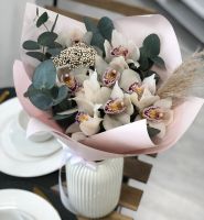 Орхидеи с эвкалиптом и сухоцветом в красивой упаковке