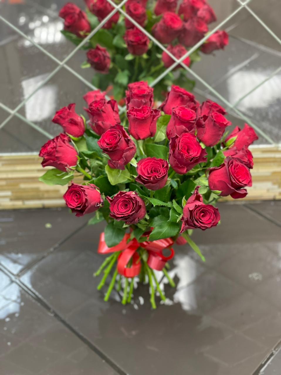 Букет из 21 розы кенийской красной без упаковки