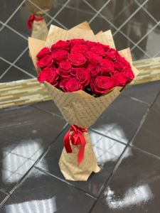 Букет из 25 роз красных эквадорских в упаковке