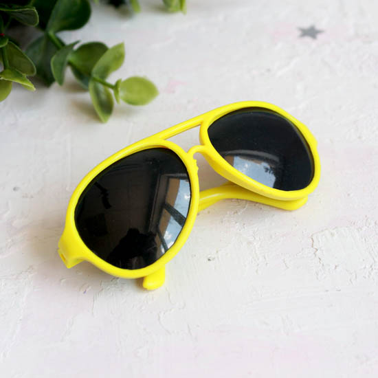 Кукольный аксессуар - очки солнцезащитные, желтые 8 см.